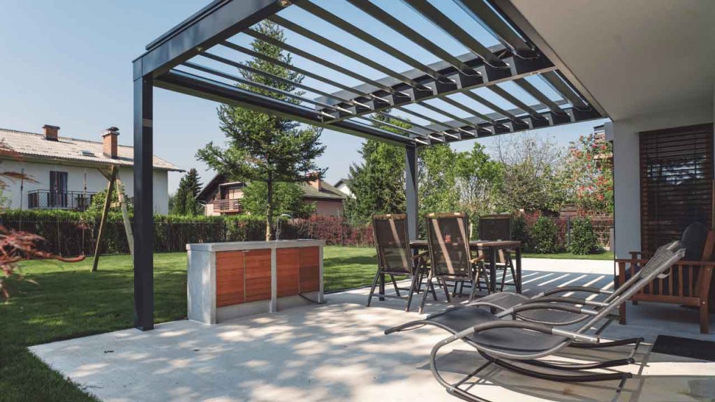 backyard aluminum pergola done by experienced builders
